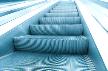 diminishing escalator in metro
