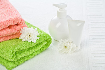 Obraz na płótnie Canvas Accessories for bathing with flower on towel