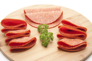 Paprika Salami auf Schneidebrett