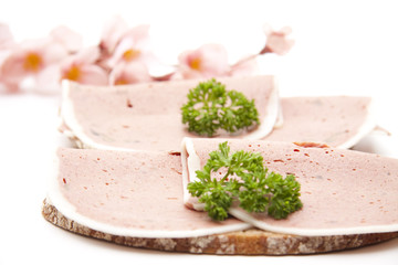 Brot mit Leberpastete und Blütenzweig