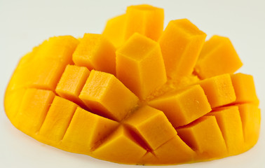 tranche de mangue découpée en dés