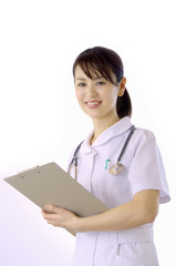 カルテを見る看護師