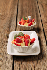Creamy pudding and fresh fruit