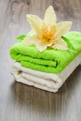 Obraz na płótnie Canvas flower on towels on wooden background