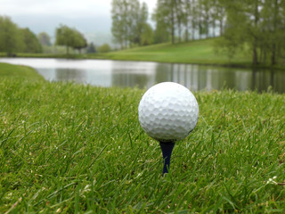 balle de golf sur un tee de départ