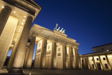 Das Brandenburger Tor in Berlin bei Nacht © REMINDFILMS
