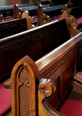 Leere Sitzreihen in Kirche