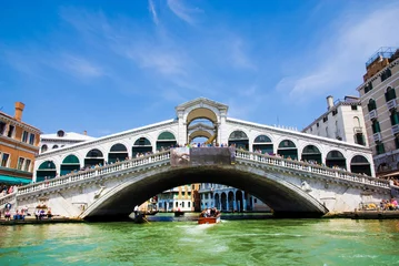 Papier Peint photo Pont du Rialto Grand canal de Venise avec gondoles et pont du Rialto, Italie