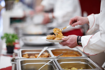 Koch serviert am Buffet