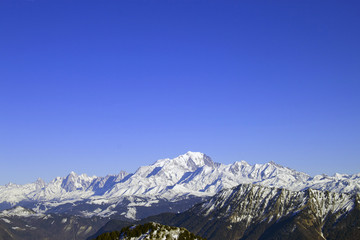 Le Mont-Blanc dans un ciel azur