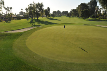 Obraz premium Golf green with flag in hole