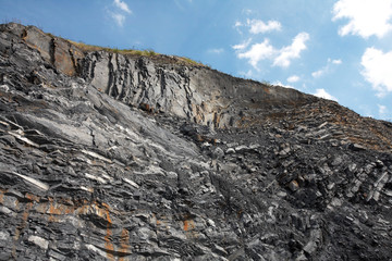 Felswand im Steinbruch