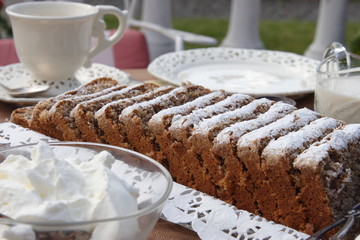 Gedeckter Tisch mit Nusskuchen