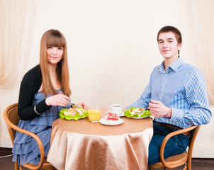 Young caucasian couple dining in restaurant