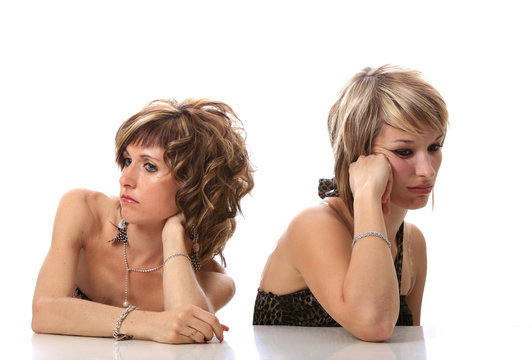Jeunes femmes qui font la moue