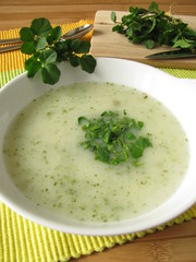 Kräutercremesuppe mit Brunnenkresse