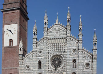 Fototapeta na wymiar Facciata Duomo d Monza - kopuła fasada Monza