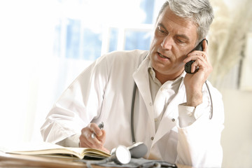 Medecin hopital au telephone