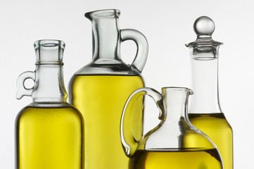 bottiglie di olio su fondo bianco