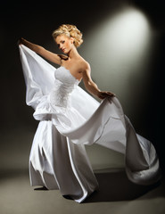 Fototapeta premium beautiful girl wearing luxurious wedding dress