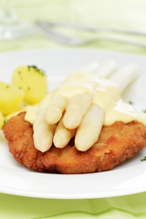 Spargel mit Schnitzel und Sauce Hollandaise