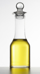 bottiglie di olio su fondo bianco