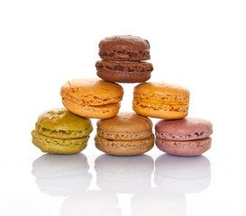 Pyramide de macarons, fond blanc