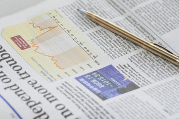 経済新聞とボールペン