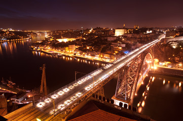 Fototapeta na wymiar Dom Luis I Most oświetlone w nocy. Porto, Portugalia Wester
