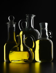 bottiglie di olioo su fondo nero