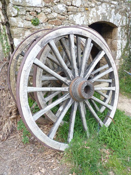 vieilles roues de charrette