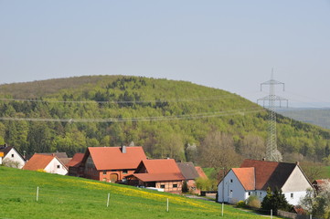 Hochspannungsleitung im Dorf