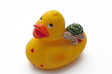 Gummiente trägt kleine Schildkröte