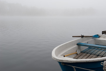 Naklejka premium Boot auf morgendlichem See