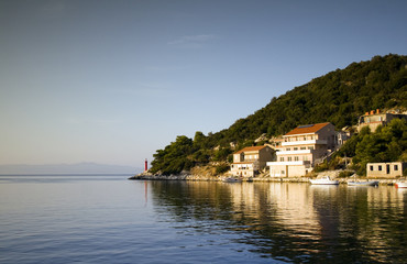 Fototapeta na wymiar Chorwacki port w Zaklopatica Lastowo. Widok na morze.