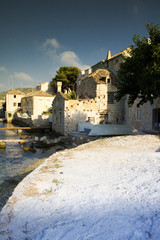 Wybrzeże chorwackiej wyspy Vis. Lokalna architekura. © jacekbieniek