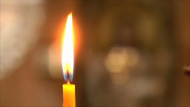 церковные свечи, фон  не в фокусе