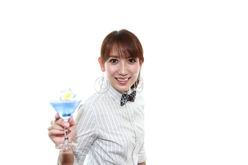 カクテルを持っている笑顔のウエイトレス