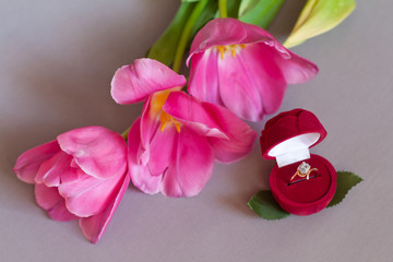Кольцо и букет тюльпанов