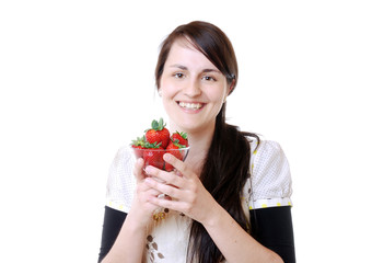 Junge Frau mit Erdbeeren