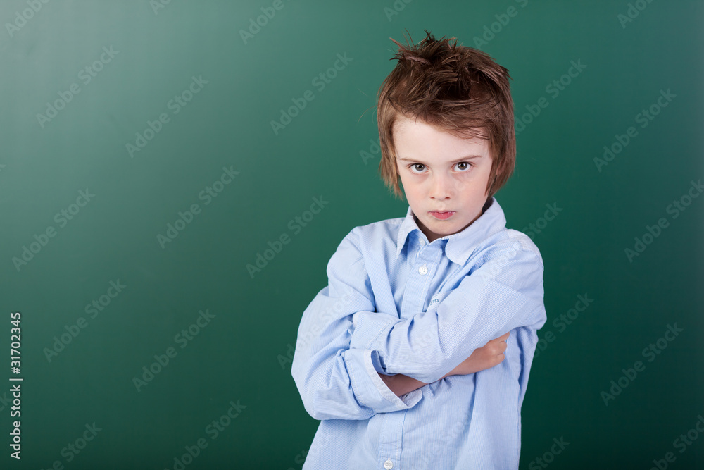 Poster unzufriedener grundschüler vor der tafel