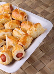 mini roulés aux saucisses