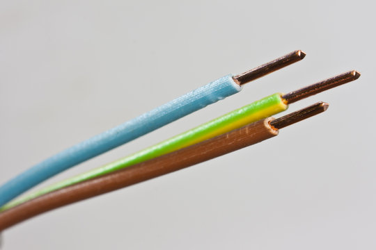 Nahaufnahme eines mehradrigen isolierten Stromkabels NYM