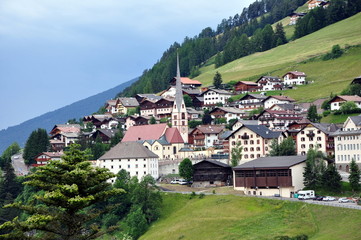 Fototapeta na wymiar Santa Christina in den Dolomiten