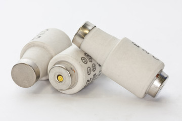 Nahaufnahme von drei 25 Ampere Sicherungen