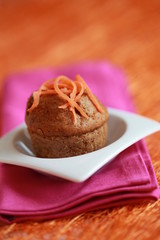 Fototapeta na wymiar carrot cake Muffin na serwetce - ciasto z marchwi