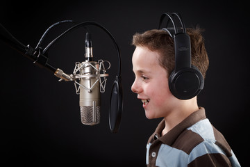 junge singt ins mikrofon