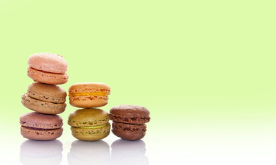 Macarons, fond vert