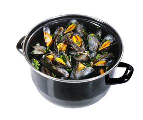 casserole de moules marinieres sur fond blanc