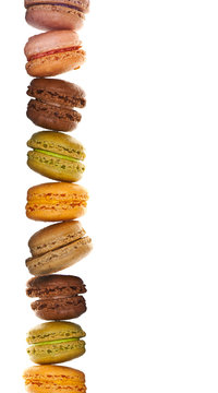 Macarons empil&eacute;s, fond blanc